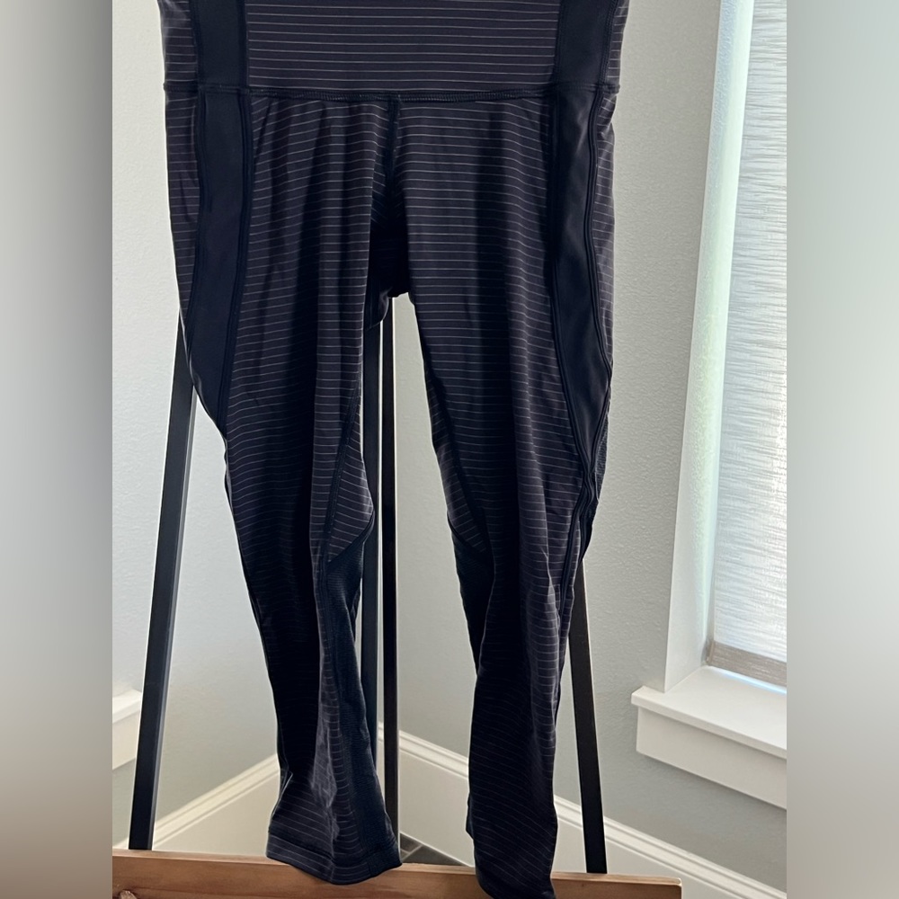 Lululemon pin stripe cropped legging. Size 6